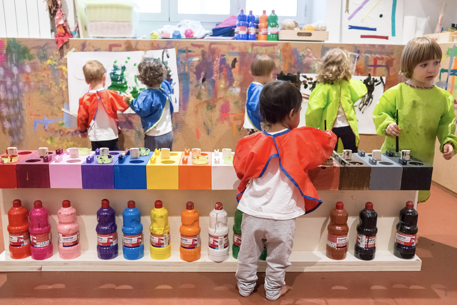 Bambini che giocano insieme in uno spazio luminoso