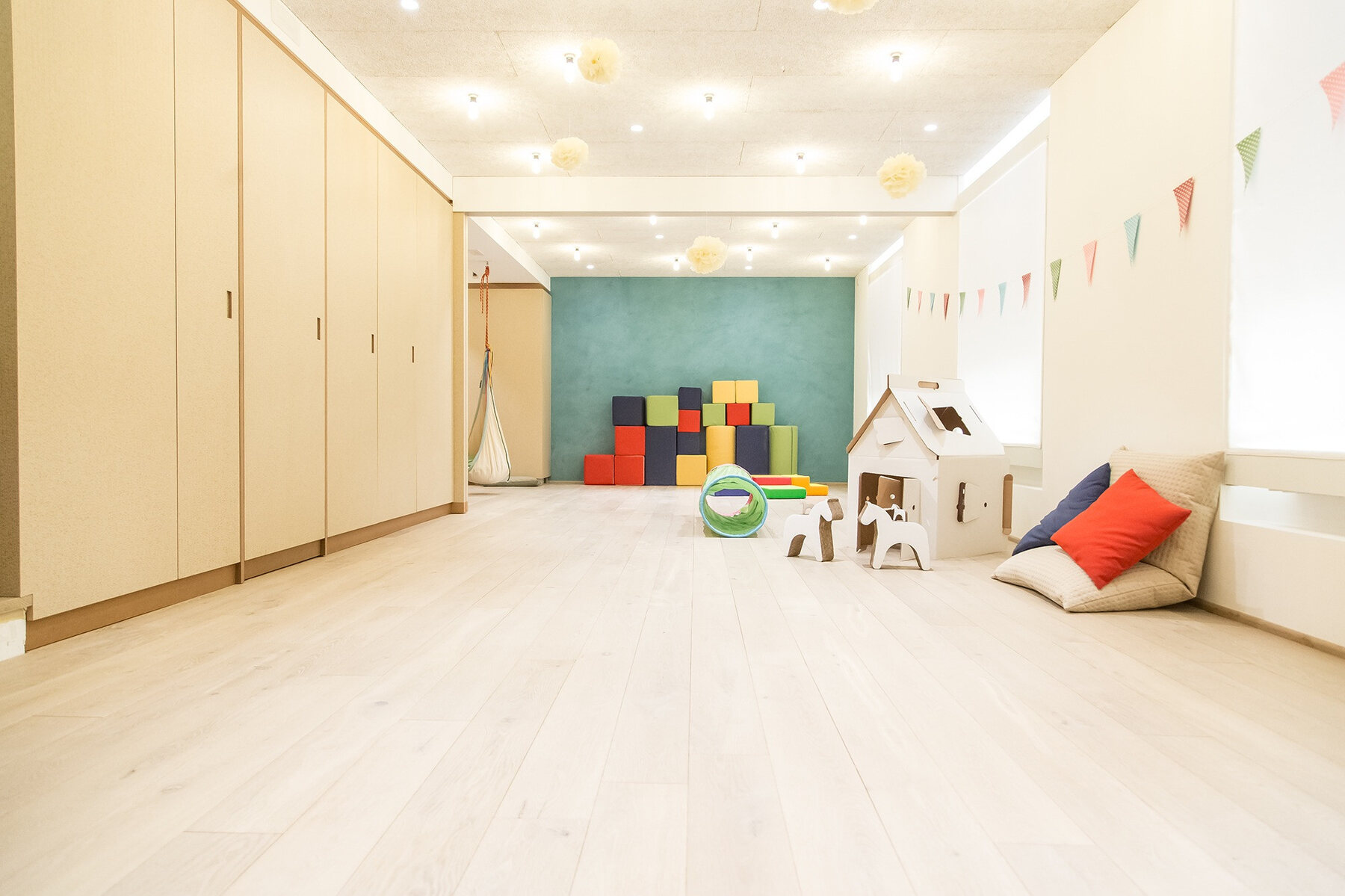 La sala psicomotoria di Tomorò, luminosa e rivestita in legno