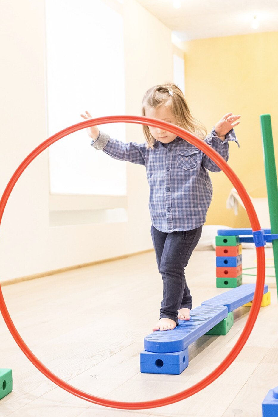 Bambina in equilibrio durante un percorso psicomotorio a Tomorò